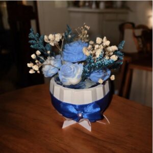 ✨ Vela Artesanal Flores Azules y Blancas