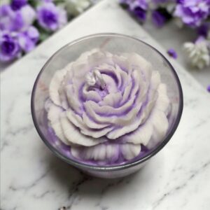✨ Vela Artesanal Flores Moradas y Blancas